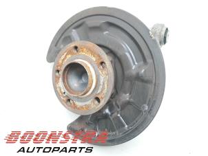 Gebruikte Asschenkel links-achter Mercedes CLA (117.3) 1.6 CLA-180 16V Prijs € 33,95 Margeregeling aangeboden door Boonstra Autoparts