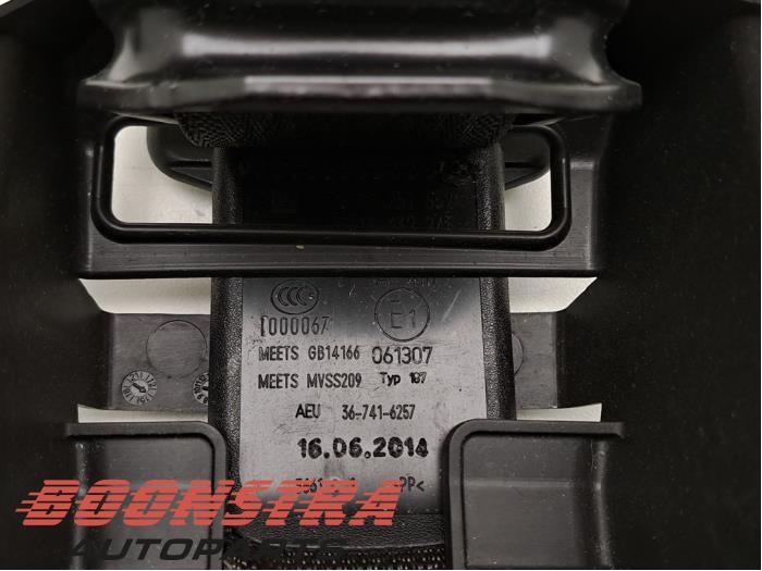 Veiligheidsgordel midden-achter van een Opel Zafira Tourer (P12) 1.6 CDTI 16V ecoFLEX 136 2014