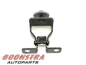 Gebruikte Scharnier Achterklep Peugeot 5008 II (M4/MC/MJ/MR) 1.2 12V e-THP PureTech 130 Prijs € 24,95 Margeregeling aangeboden door Boonstra Autoparts