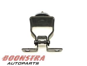 Gebruikte Scharnier Achterklep Peugeot 5008 II (M4/MC/MJ/MR) 1.2 12V e-THP PureTech 130 Prijs € 24,95 Margeregeling aangeboden door Boonstra Autoparts