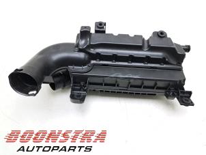 Gebruikte Luchtfilterhuis Peugeot 2008 (CU) 1.2 12V e-THP PureTech 110 Prijs € 24,95 Margeregeling aangeboden door Boonstra Autoparts