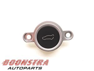 Gebruikte Schakelaar achterklep Tesla Model X 100D Prijs € 44,95 Margeregeling aangeboden door Boonstra Autoparts