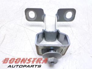 Gebruikte Scharnier Achterklep Citroen C4 Berline (BA/BB/BC) 1.2 PureTech 100 12V Prijs € 24,95 Margeregeling aangeboden door Boonstra Autoparts