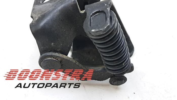 Scharnier deur links-voor van een Chevrolet Corvette (C6) 6.0 V8 2006