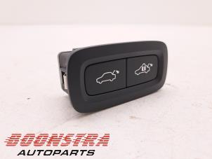 Gebruikte Schakelaar achterklep Lynk &amp; Co 01 1.5 PHEV Prijs € 24,95 Margeregeling aangeboden door Boonstra Autoparts