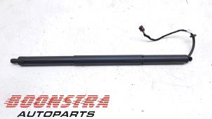 Gebruikte Kofferdekseldemper rechts-achter Porsche Cayenne III (9YA) 4.0 V8 Turbo S 32V E-Hybrid Prijs € 128,95 Margeregeling aangeboden door Boonstra Autoparts