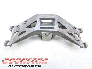 Gebruikte Versnellingsbak Steun Jaguar XE 2.0d 180 16V Prijs € 29,95 Margeregeling aangeboden door Boonstra Autoparts