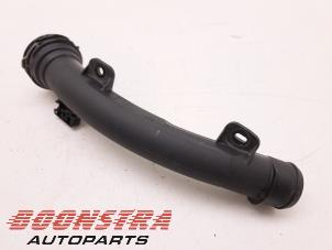 Gebruikte Intercooler Buis Peugeot 2008 (CU) 1.2 12V e-THP PureTech 110 Prijs € 24,95 Margeregeling aangeboden door Boonstra Autoparts