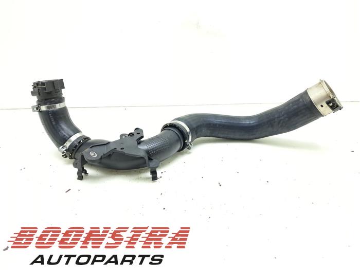 Gebruikte Intercooler Buis Renault Captur I (2R) 0.9 Energy TCE 12V Prijs € 24,95 Margeregeling aangeboden door Boonstra Autoparts