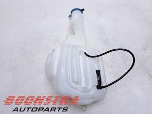 Gebruikte Ruitensproeiertank voor Volkswagen Crafter 2.0 TDI 16V Prijs € 30,19 Inclusief btw aangeboden door Boonstra Autoparts