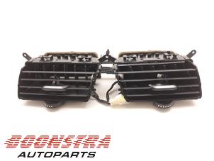 Gebruikte Luchtrooster Dashboard BMW 5 serie (G30) 520i 2.0 TwinPower Turbo 16V Prijs € 99,95 Margeregeling aangeboden door Boonstra Autoparts