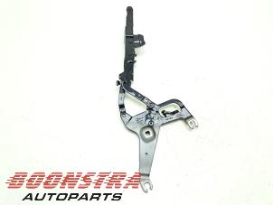 Gebruikte Motorkap Scharnier BMW X5 (F15) xDrive 35d 3.0 24V Prijs € 74,95 Margeregeling aangeboden door Boonstra Autoparts