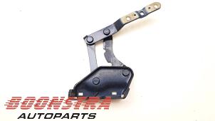 Gebruikte Motorkap Scharnier Maserati Spyder 4.2 V8 32V Prijs € 54,95 Margeregeling aangeboden door Boonstra Autoparts