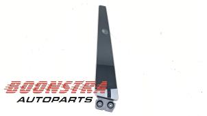 Gebruikte B-stijl rechts Tesla Model X 100D Prijs € 24,95 Margeregeling aangeboden door Boonstra Autoparts