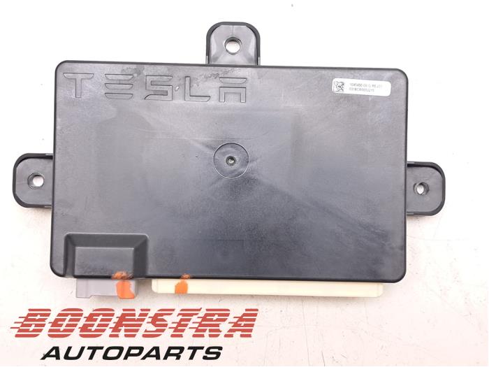 Computer Body Control van een Tesla Model X 100D 2018