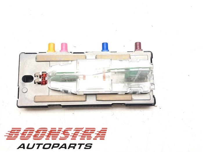 Antenne Versterker van een Volvo XC40 (XZ) 1.5 T5 Plug-in Hybrid 16V 2020