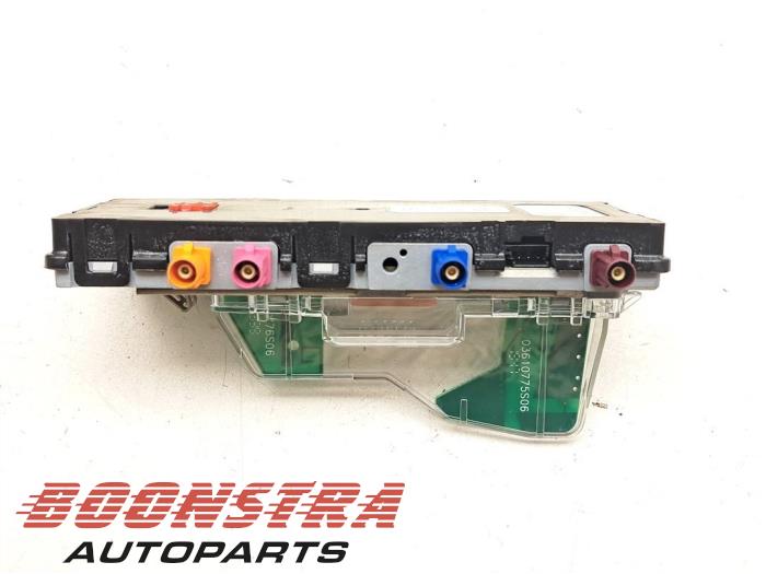 Antenne Versterker van een Volvo XC40 (XZ) 1.5 T5 Plug-in Hybrid 16V 2020