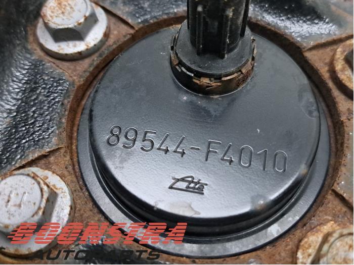 Fusee rechts-achter van een Toyota Corolla Touring Sport (E21/EH1) 1.2 16V Turbo 2020