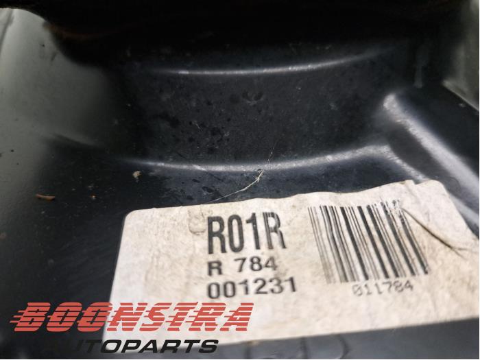 Fusee rechts-achter van een Toyota Corolla Touring Sport (E21/EH1) 1.2 16V Turbo 2020