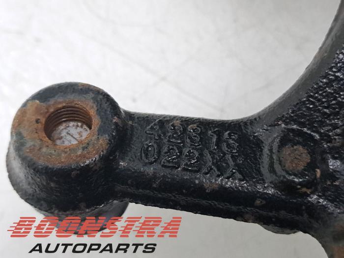 Fusee rechts-achter van een Toyota Corolla Touring Sport (E21/EH1) 1.2 16V Turbo 2020