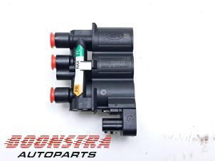 Gebruikte Luchtvering module Landrover Range Rover IV (LG) 3.0 V6 P400 MHEV HST Prijs € 68,95 Margeregeling aangeboden door Boonstra Autoparts