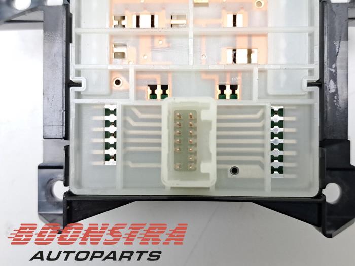 Handrem schakelaar van een Toyota C-HR (X1,X5) 1.8 16V Hybrid 2019