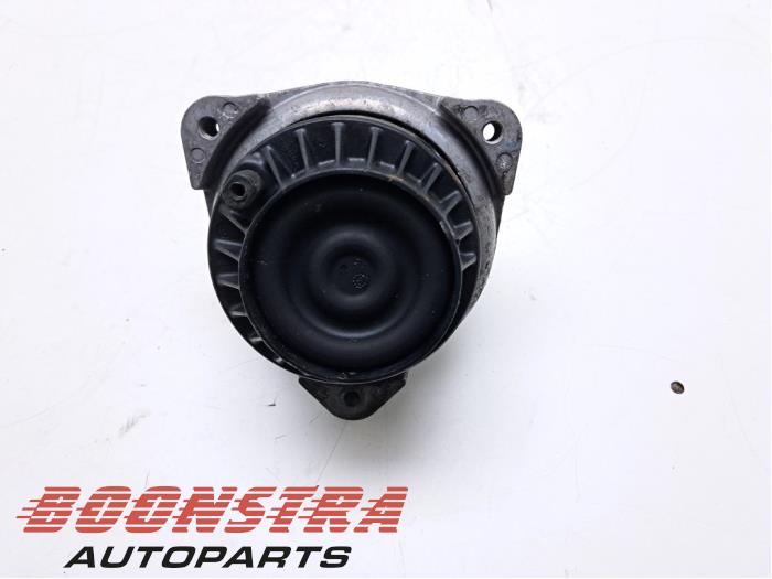 Gebruikte Motorsteun BMW 5 serie (F10) 550i V8 32V TwinPower Turbo Prijs € 24,95 Margeregeling aangeboden door Boonstra Autoparts