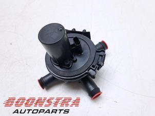 Gebruikte Koelvoeistof regelklep Elektrisch Ford Mustang Mach-E Prijs € 87,95 Margeregeling aangeboden door Boonstra Autoparts