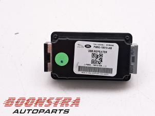 Gebruikte AUX/USB aansluiting Landrover Range Rover Velar (LY) 3.0 D300 AWD Prijs € 24,95 Margeregeling aangeboden door Boonstra Autoparts