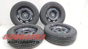 Gebruikte Velgen set + banden Peugeot 208 I (CA/CC/CK/CL) 1.2 Vti 12V PureTech 82 Prijs € 199,95 Margeregeling aangeboden door Boonstra Autoparts