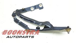 Gebruikte Achterklep Scharnier Tesla Model 3 RWD 60 kWh Prijs € 30,19 Inclusief btw aangeboden door Boonstra Autoparts