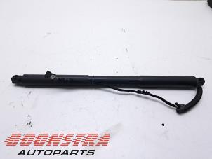 Gebruikte Kofferdekseldemper links-achter BMW 3 serie Touring (F31) 325d 2.0 16V Prijs € 39,95 Margeregeling aangeboden door Boonstra Autoparts