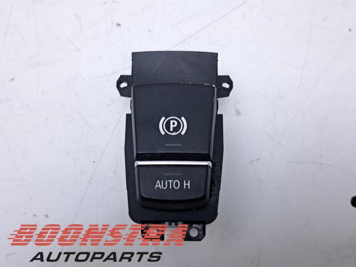Gebruikte Handrem schakelaar BMW 5 serie (F10) 535d xDrive 24V Prijs € 24,95 Margeregeling aangeboden door Boonstra Autoparts