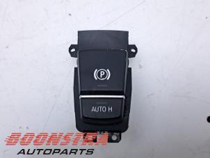 Gebruikte Handrem schakelaar BMW 5 serie (F10) 535d xDrive 24V Prijs € 24,95 Margeregeling aangeboden door Boonstra Autoparts