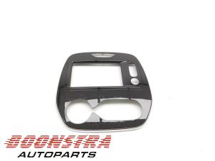 Gebruikte Dashboard sierlijst Renault Captur (2R) 1.2 TCE 16V EDC Prijs € 56,00 Margeregeling aangeboden door Boonstra Autoparts