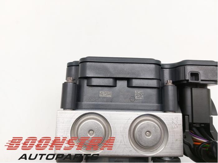 ABS Pomp van een Renault Clio IV (5R) 1.2 TCE 16V GT EDC 2015