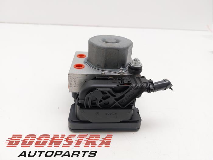 ABS Pomp van een Renault Clio IV (5R) 1.2 TCE 16V GT EDC 2015