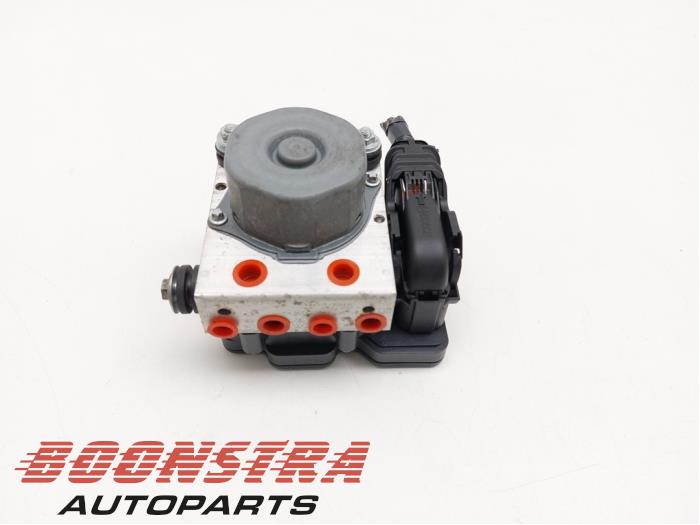 ABS Pomp van een Renault Clio IV (5R) 1.2 TCE 16V GT EDC 2015