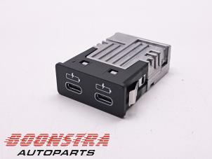 Gebruikte AUX/USB aansluiting BMW 3 serie Touring (G21) 320d 2.0 TwinPower Turbo 16V Mild Hybrid Prijs € 24,95 Margeregeling aangeboden door Boonstra Autoparts