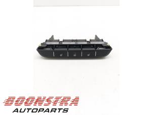 Gebruikte Stoelverwarmings Schakelaar Kia Ceed Sportswagon (CDF) 1.4 T-GDI 16V Prijs € 34,95 Margeregeling aangeboden door Boonstra Autoparts