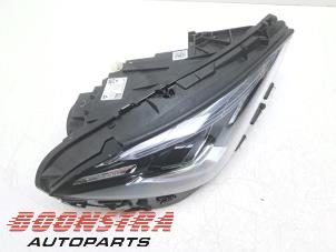 Gebruikte Koplamp rechts Mercedes CLA (118.3) 1.3 CLA-250 e Turbo 16V Prijs € 619,95 Margeregeling aangeboden door Boonstra Autoparts