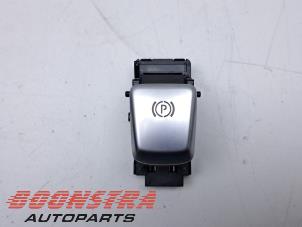 Gebruikte Handrem schakelaar Mercedes C Estate (S205) C-350 e 2.0 16V Prijs € 24,95 Margeregeling aangeboden door Boonstra Autoparts