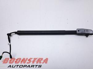 Gebruikte Kofferdekseldemper rechts-achter Peugeot 3008 II (M4/MC/MJ/MR) 1.6 16V Hybrid Prijs € 77,95 Margeregeling aangeboden door Boonstra Autoparts