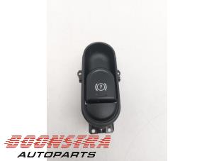 Gebruikte Handrem schakelaar Mini Mini (F56) Cooper SE,Electric Prijs € 24,95 Margeregeling aangeboden door Boonstra Autoparts