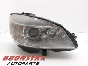 Gebruikte Koplamp rechts Mercedes C Estate (S204) 2.2 C-200 CDI 16V . Prijs € 669,95 Margeregeling aangeboden door Boonstra Autoparts