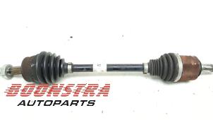 Gebruikte Aandrijfas links-voor Opel Corsa E 1.4 16V Prijs € 24,95 Margeregeling aangeboden door Boonstra Autoparts