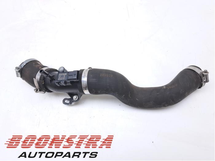 Gebruikte Intercooler Slang Ford Fiesta 7 1.0 EcoBoost 12V 100 Prijs € 24,95 Margeregeling aangeboden door Boonstra Autoparts