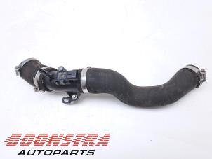 Gebruikte Intercooler Slang Ford Fiesta 7 1.0 EcoBoost 12V 100 Prijs € 24,95 Margeregeling aangeboden door Boonstra Autoparts