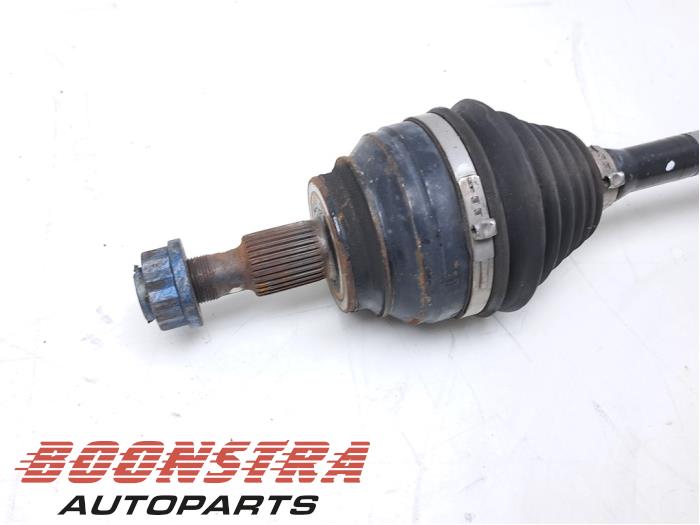 Aandrijfas links-voor van een Mercedes-AMG ML III AMG (166) 5.5 ML-63 AMG V8 32V Biturbo 2013