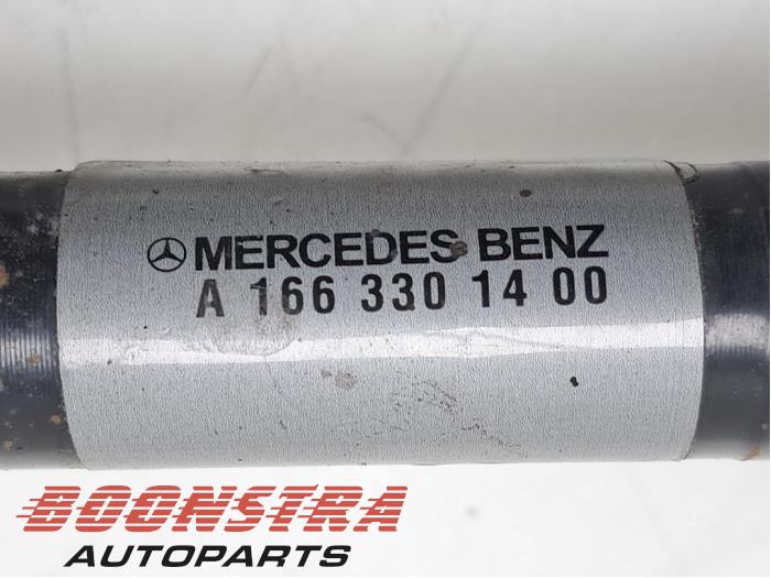 Aandrijfas links-voor van een Mercedes-AMG ML III AMG (166) 5.5 ML-63 AMG V8 32V Biturbo 2013